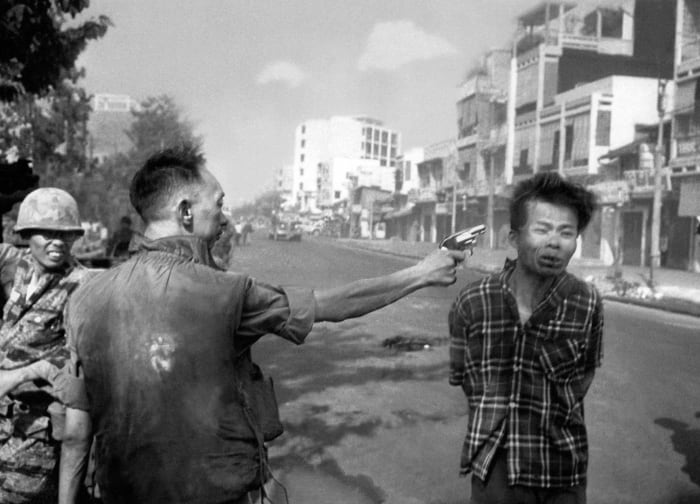 1 Şubat 1968 tarihli bu dosya fotoğrafında, Ulusal Polis şefi Güney Vietnamlı General Nguyen Ngoc Loan, tabancasını bir Saygon caddesinde şüpheli Viet Cong subayı Nguyen Van Lem'in (Bay Lop olarak da bilinir) kafasına ateşler.